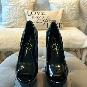 Jessica Simpson Pep Toe patent shoes. Black, 5 inch, worn a few times.